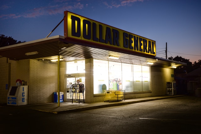 dollar-general-storefront-retail-2025 dollar-general-storefront-retail-2025