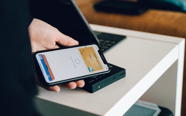 contactless-payment-digital-wallet-instore.