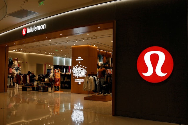 lululemon-storefront-north-america-competition lululemon-storefront-north-america-competition