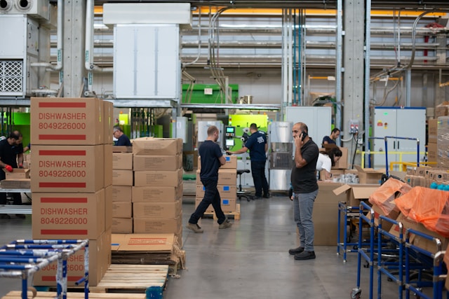 warehouse-employees-retail-logistics.jpg warehouse-employees-retail-logistics.jpg