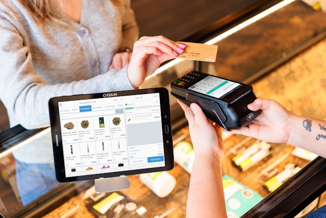contactless-credit-card-payment-pos-terminal contactless-credit-card-payment-pos-terminal