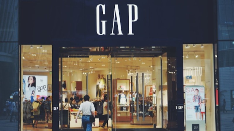 Lululemon executive change, North America slowdown, Celeste Burgoyne exit, André Maestrini, activewear market