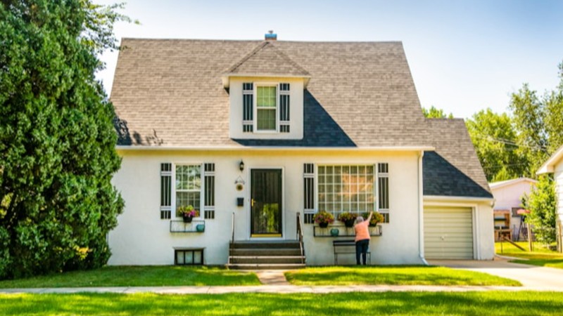 Lowe’s Job Cuts Reflect Deeper Housing Market Pressures